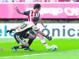 SÓLO TRES. Aldo de Nigris solo pudo rematar en tres ocasiones, solo una de ellas fue al arco.  /