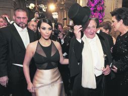 Aburrida. Luego de decepcionar a sus fanáticos, Kim se pasó una noche “fatal” en el Baile de la Ópera de Viena. ESPECIAL /