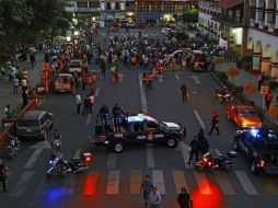 Elementos federales vigilan el hecho, ya que quienes están afuera sí portan armas. ARCHIVO /