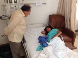 El secretario de salud, Filigrana Castro visitó en el Hospital a Carlota Chablé. Foto:@Gobierno_Tab ESPECIAL /