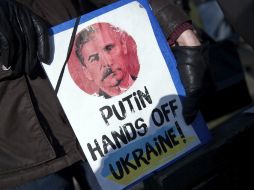 Las manifestaciones en contra de la intervención rusa llegan hasta la embajada de Rusia en Berlín. EFE /