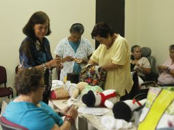 Reciben clases de artes y manualidades. ARCHIVO /