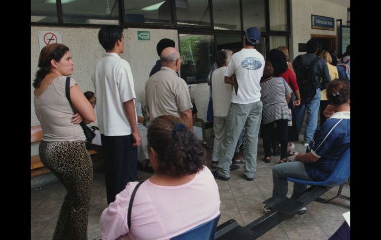 Explican que ya no va a ser necesario hacer filas largas para llevar a cabo los trámites de giros. ARCHIVO /