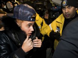 Bieber enfrenta acusaciones de conducir bajo la influencia del alcohol, con una licencia vencida y resistirse al arresto sin violencia. ARCHIVO /