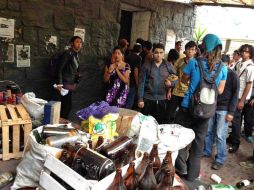 Estudiantes de la facultad de Filosofía y Letras lanzan botellas y palos para desalojar el auditorio. SUN /