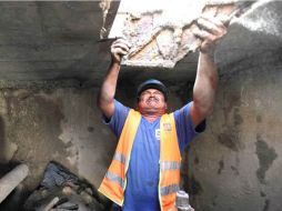 Personal del SIAPA realiza labores de mantenimiento. ESPECIAL /