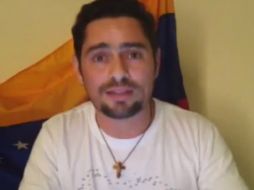 El colaborador Carlos Vecchio lee el mensaje de Leopoldo López en un video subido a YouTube. ESPECIAL /