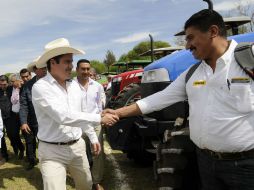 El mandatario acudió a Teocuitatlán de Corona a entregar apoyos a ganaderos y agricultores. ESPECIAL /