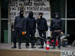 Jóvenes encapuchados toman las instalaciones del auditorio Che Guevara de la Facultad de Filosofía y Letras. ARCHIVO /
