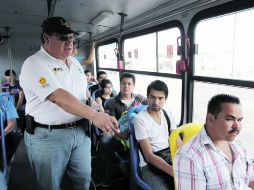 INSPECCIÓN. Un auditor del observatorio ServirT revisa el funcionamiento de una unidad de la ruta 622.  /