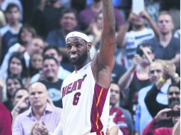 A los pies del Rey. LeBron James agradece luego de romper su récord personal de puntos y establecer una nueva marca. AP /