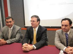 Marcelo Ebrard (c) acudió al Poder Legislativo de Jalisco invitado por el presidente de la Comisión de Asuntos Metropolitanos. ESPECIAL /