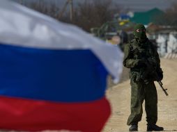 Un soldados prorruso bloquea una base naval ucraniana en Novoozerne, en la región de Crimea. AP /