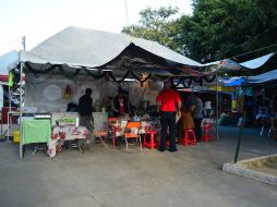 Comerciantes del mercado Pedro Ogazón han tenido que instalarse en un parque para continuar vendiendo sus productos. ARCHIVO /