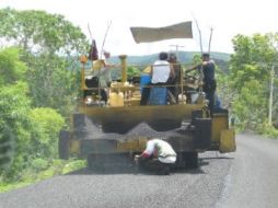 Contratistas aseguran que para terminar a tiempo las obras han tenido que importar el asfalto o adquirirlo a sobreprecios. CUARTOSCURO  /