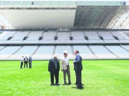 Valcke (sin casco) en el estadio de Sao Paulo, donde se jugará la Inauguración del Mundial entre Brasil y Croacia. AP /