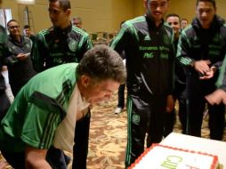 También celebraron el cumpleaños del director de selecciones nacionales, González Iñarritu. Foto: @miseleccionmx. ESPECIAL /