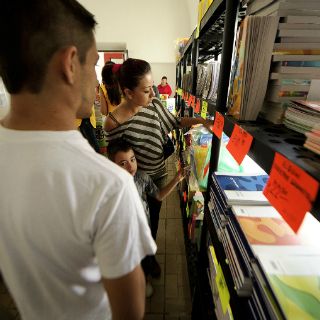 Confianza del consumidor cae en febrero