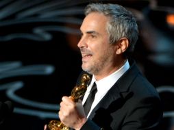 El alcalde de Pietrasanta expresa su emoción al volver a ver al director despúes de recibir sus premios en Los Oscares. AP /