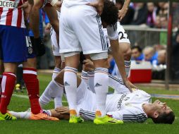 Cristiano recibió varios golpes durante el derbi madrileño, que terminó 2-2. EFE /