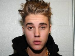 Ayer también se dieron a conocer fotografías del arresto del cantante donde muestra todos sus tatuajes. AP /