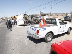 El camión que robaron terminó volcado.  /