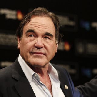 Estrenan documental de Stone sobre vida de Chávez