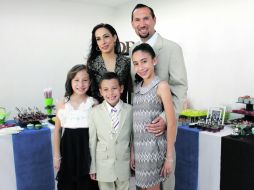 Familia. Ana Beatriz Peregrina y Raúl Hernández con sus hijos, Ana Sofía, Andrés y Ana Paula.  /