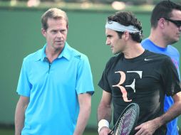 Ajustes. Roger platica con su entrenador, el exnúmero uno del mundo Stefan Edberg, durante el entrenamiento. EFE /