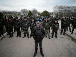 Segunda base aérea de Sebastopol, se resguarda ante algunos hombres ucranianos que realizan manifestaciones a favor de Rusia. AFP /