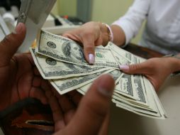 El dólar se compra en 12.67 pesos. ARCHIVO /