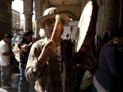 Los artesanos tienen tres días de manifestándose afuera del Palacio municipal.  /