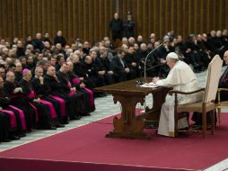 El Papa ofrece participa en una reunión con sacerdotes romanos. AP /