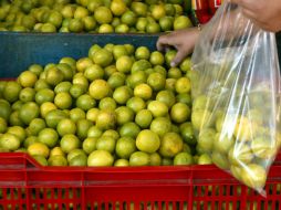 Algunos negocios fueron suspendidos por no exhibir precios del limón a la vista. ARCHIVO /