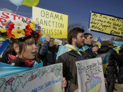 Manifestantes ucranianos se instalan a las afueras de la Casa Blanca en apoyo a las sanciones de EU a Rusia. AP /