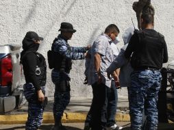 Los tres arrestados fueron entregados ante un agente del Ministerio Público de la Fiscalía.  /