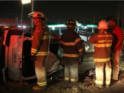 Protección Civil del Estado trataba hacia las 22:00 horas de liberar el cuerpo del hombre prensado. Imagen tomada de @PCJalisco. ESPECIAL /