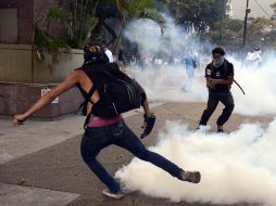 Manifestantes se enfrentaron con policías, durante una protesta contra el presidente Nicolás Maduro. AFP /