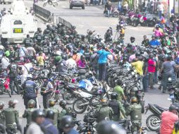 Policías antidisturbios acorralan a motociclistas en Los Ruices, en la capital de Venezuela. EFE /