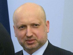 El presidente interino de Ucrania, Oleksandr Turchynov, firma un decreto para invalidar la resolución aprobada. AP /