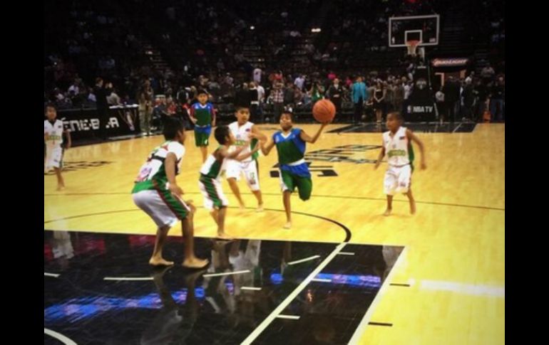 El equipo mexicano tuvo la oportunidad de estar en una duela en EU. Foto: @NBA_Mexico. ESPECIAL /