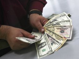 La cotización mínima de compra para el dólar fue de 12.68 pesos. ARCHIVO /