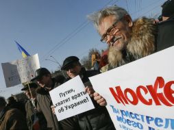 Ucranianos se manifiestan contra Putin afuera de la embajada rusa en Kiev. EFE /