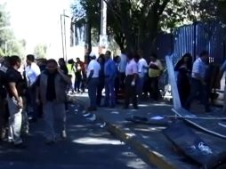 Una unidad de la ruta 368 se estrelló contra una parada afuera de la Prepa 10. ESPECIAL /