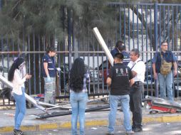 El autobús se impactó contra una parada afuera de la Prepa 10.  /