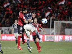 La marca de Tijuan sobre los jugadores de Chivas fue intensa durante todo el partido. NTX /