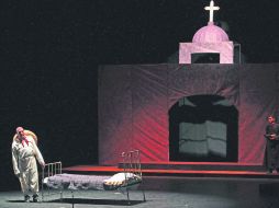 Polémica. Escena de Al filo del agua, obra dirigida por Martha Morales que fue apoyada en 2011 por la Secretaría de Cultura.  /