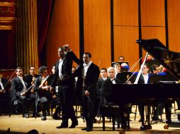 El director huésped Joshua Dos Santos junto al pianista ruso Alexei Volodin.  /