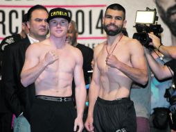 El boxeador tapatío, Saúl ''Canelo'' Álvarez (izq) está obligado a derrotar al ''Perro'' Angulo (der) para aliviar las críticas. MEXSPORT /