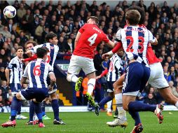 El primer gol fue anotado por Phil Jones (centro) con una jugada de cabeza. AFP /